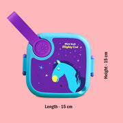 A top-down view of the blue and purple lunch box with a horse print, showing its 15 cm length and height dimensions.